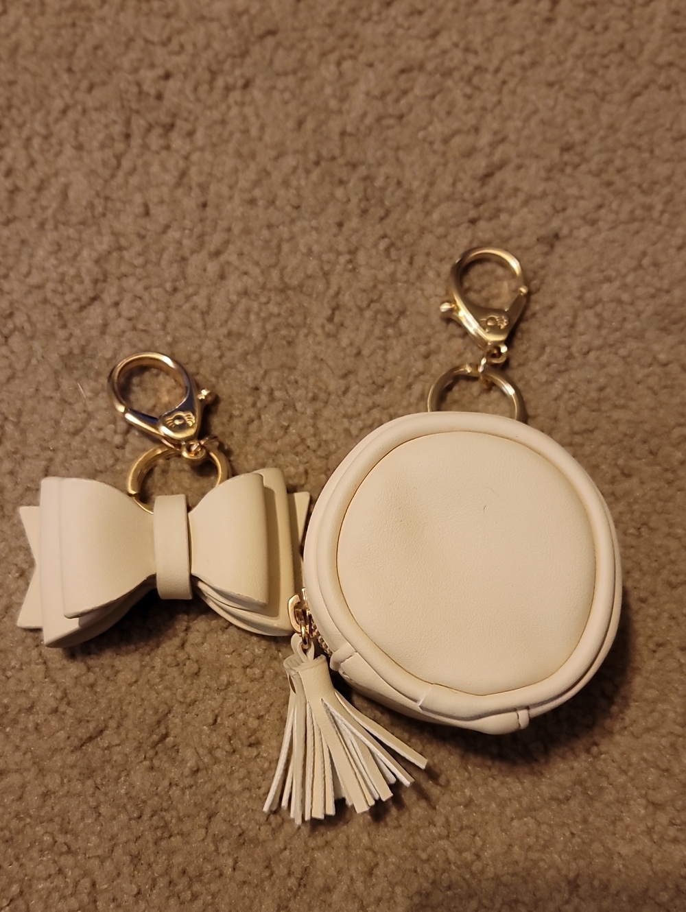 Itzy Ritzy Cream Bow & Tassel Keychain Paci Pouch